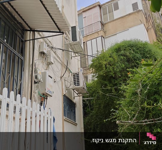 יחידות מיזוג אוויר מותקנות על קיר חיצוני של בניין